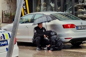 Erzurum'da polis, yaralanan yayanın başında 'ıslanmasın' diye şemsiyeyle bekledi