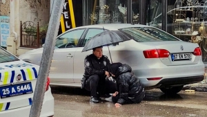 Erzurum'da polis, yaralanan yayanın başında 'ıslanmasın' diye şemsiyeyle bekledi