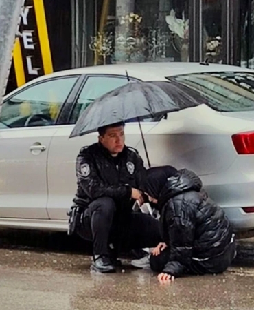 Erzurum'da polis, yaralanan yayanın başında 'ıslanmasın' diye şemsiyeyle bekledi