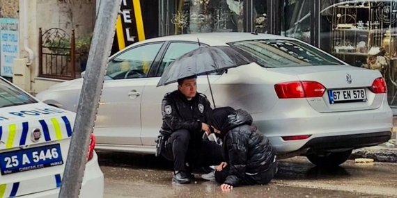 Erzurum'da polis, yaralanan yayanın başında 'ıslanmasın' diye şemsiyeyle bekledi