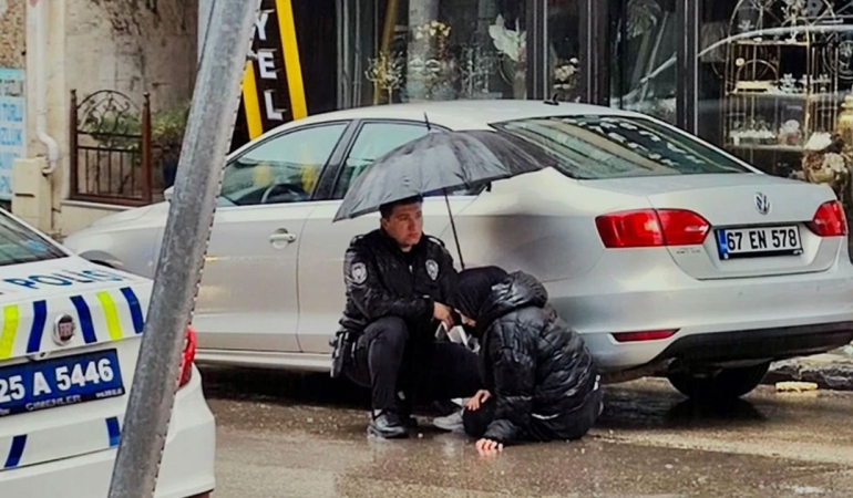 Erzurum'da polis, yaralanan yayanın başında 'ıslanmasın' diye şemsiyeyle bekledi