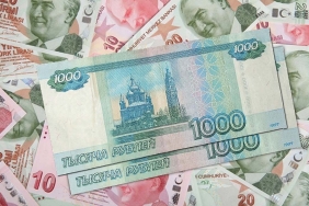Ruble, dolar karşısında güçlenmeye devam ediyor
