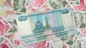 Ruble, dolar karşısında güçlenmeye devam ediyor