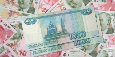 Ruble, dolar karşısında güçlenmeye devam ediyor