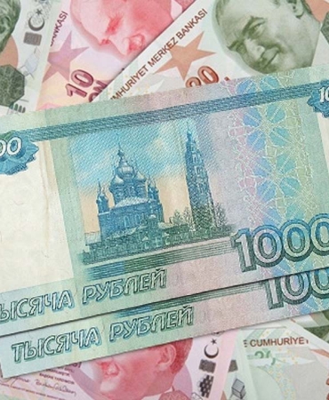 Ruble, dolar karşısında güçlenmeye devam ediyor