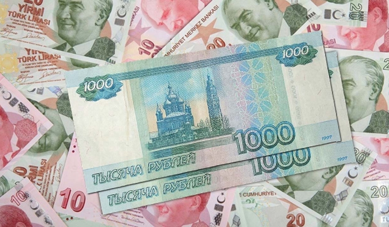 Ruble, dolar karşısında güçlenmeye devam ediyor