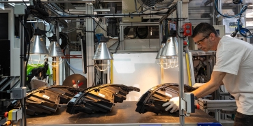 Stellantis ve Valeo Avrupa'nın yeniden üretilen ilk LED farını tanıttı