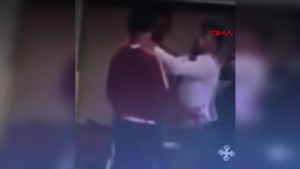 Turnuvada hakem, tartıştığı antrenöre kafa attı! O anlar kamerada