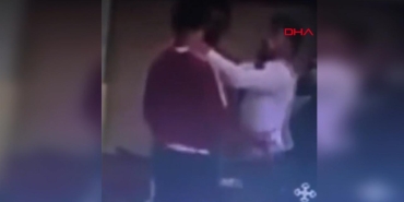 Turnuvada hakem, tartıştığı antrenöre kafa attı! O anlar kamerada