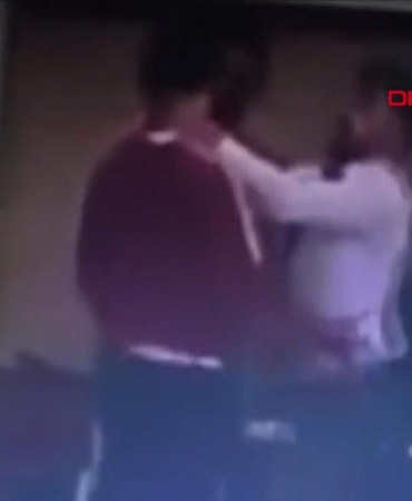 Turnuvada hakem, tartıştığı antrenöre kafa attı! O anlar kamerada