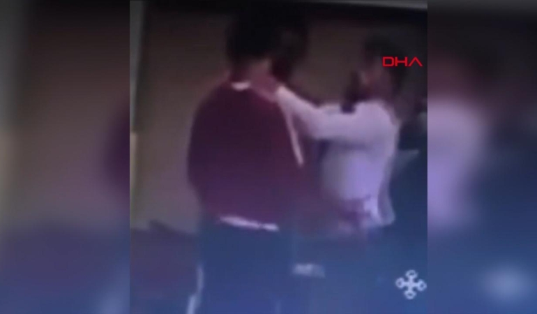 Turnuvada hakem, tartıştığı antrenöre kafa attı! O anlar kamerada