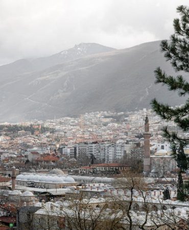 Ozgur-Ozel8217den-Bursa8217da-Hukumete-Sert-Elestiriler-featured